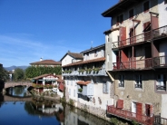 Vieilles maisons sur la Nive